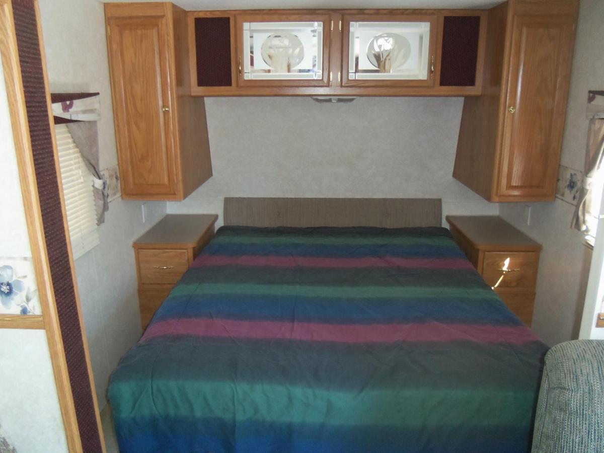 A Comfortable Place To Rest Or Play At Fort Myers Beach Rv Resort Exterior foto